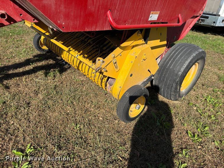 image for item EO8822 2006 New Holland BR750A round baler