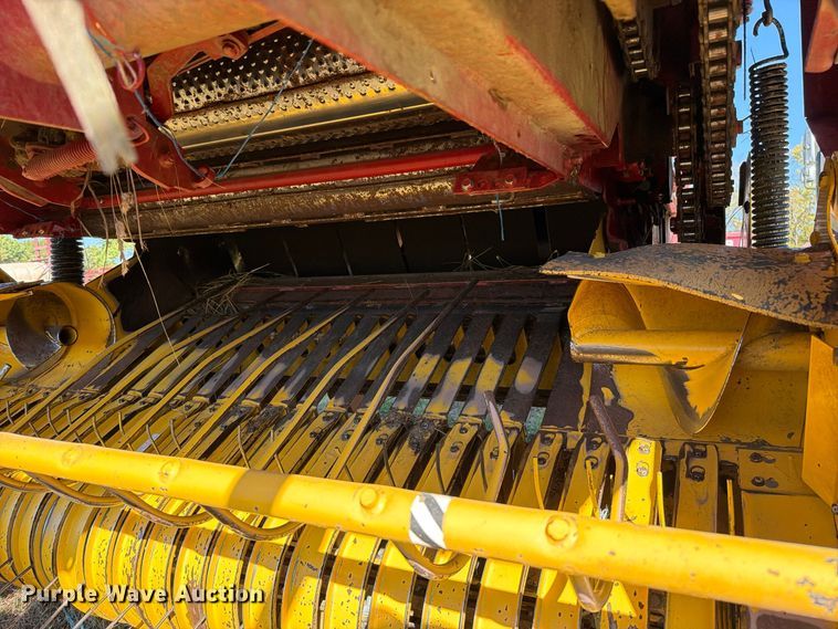 image for item EO8822 2006 New Holland BR750A round baler
