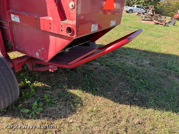 image for item EO8822 2006 New Holland BR750A round baler
