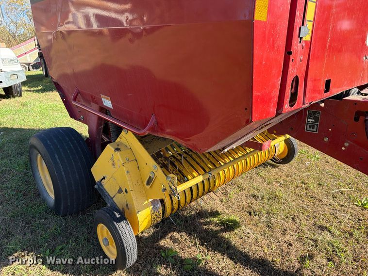 image for item EO8822 2006 New Holland BR750A round baler
