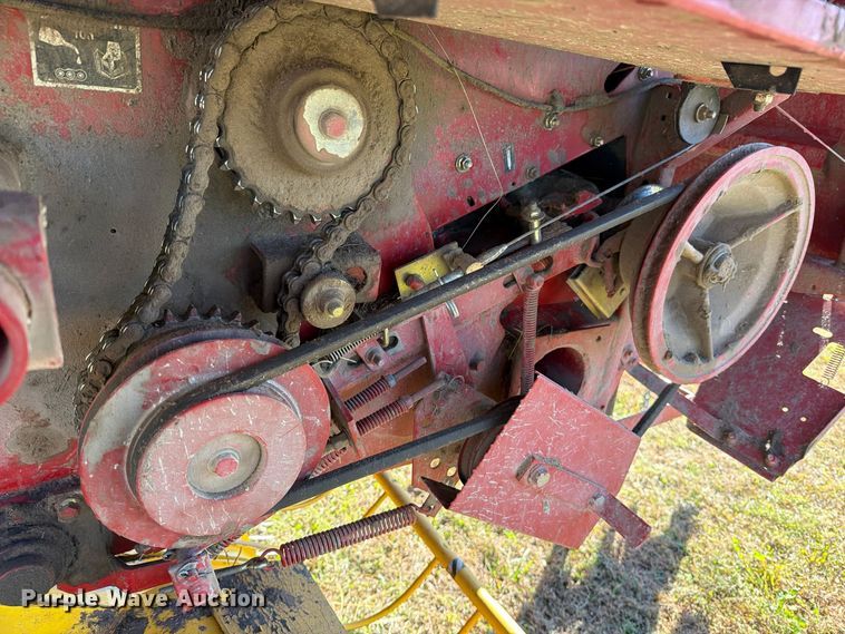 image for item EO8822 2006 New Holland BR750A round baler