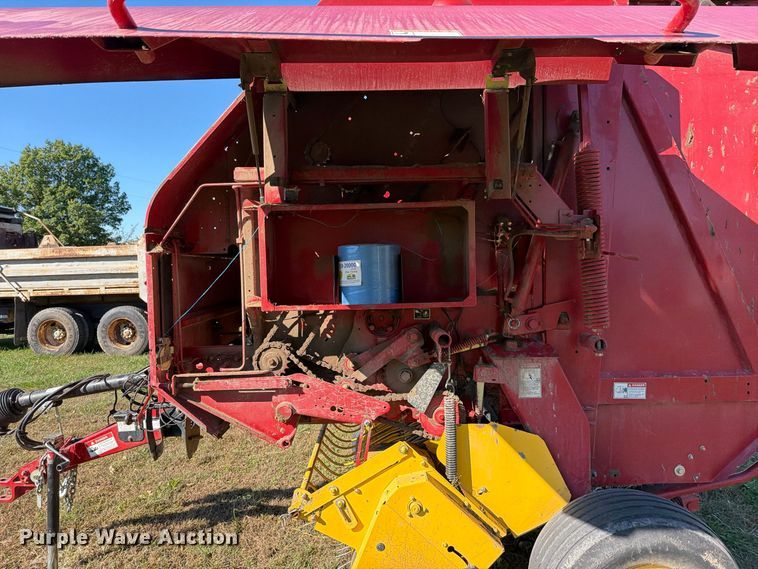 image for item EO8822 2006 New Holland BR750A round baler
