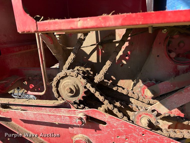 image for item EO8822 2006 New Holland BR750A round baler
