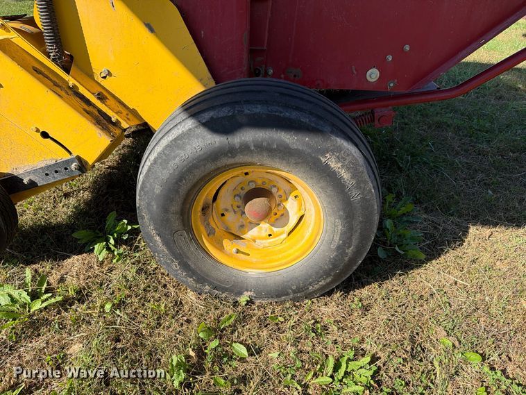 image for item EO8822 2006 New Holland BR750A round baler