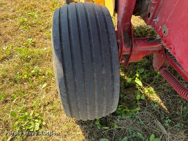 image for item EO8822 2006 New Holland BR750A round baler