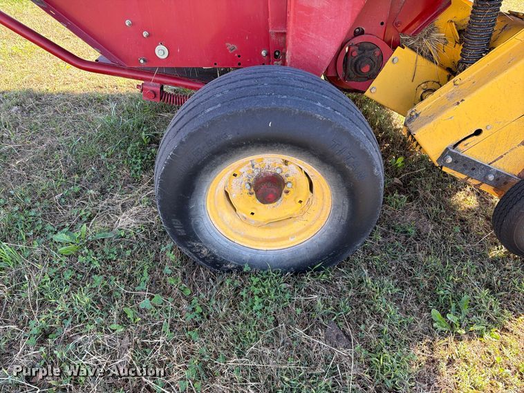 image for item EO8822 2006 New Holland BR750A round baler