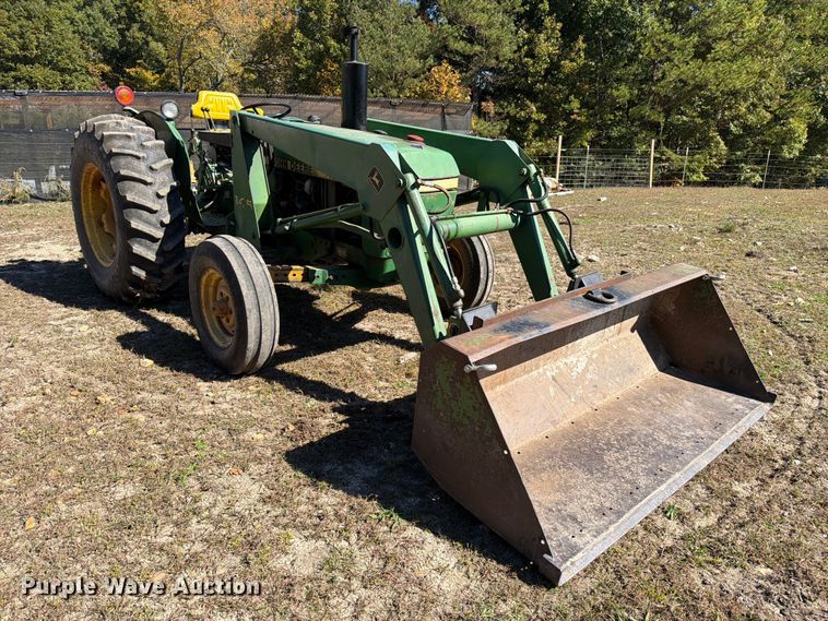 image for item FC3464 1981 John Deere 2240 tractor