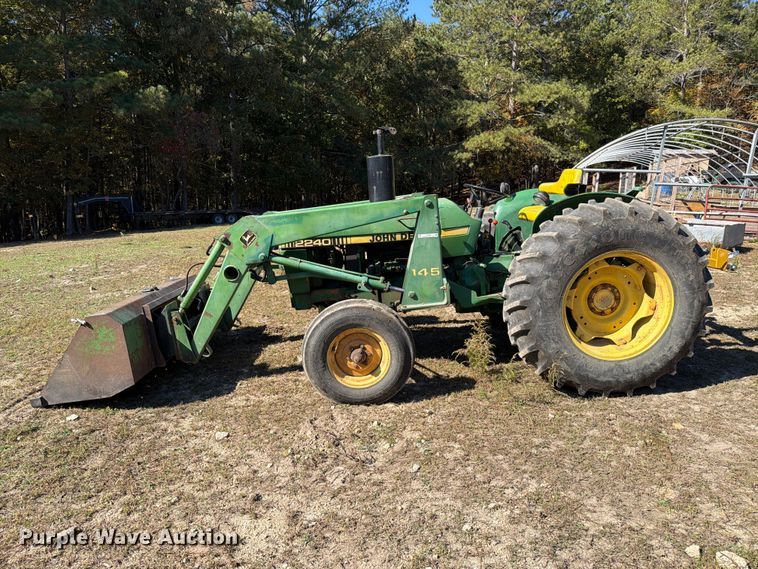 image for item FC3464 1981 John Deere 2240 tractor