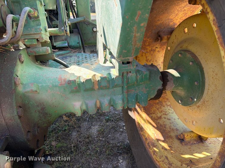 image for item FC3464 1981 John Deere 2240 tractor