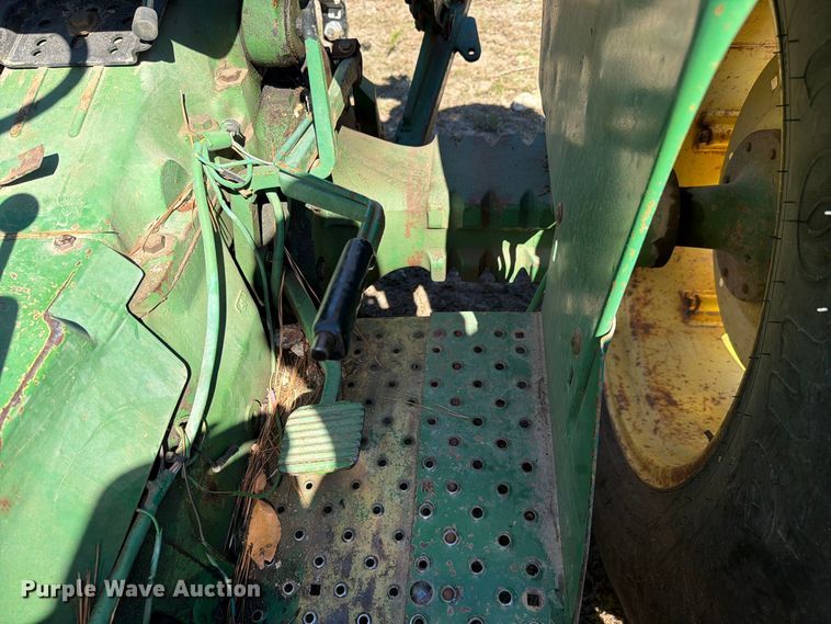 image for item FC3464 1981 John Deere 2240 tractor