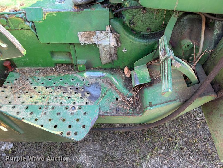 image for item FC3464 1981 John Deere 2240 tractor