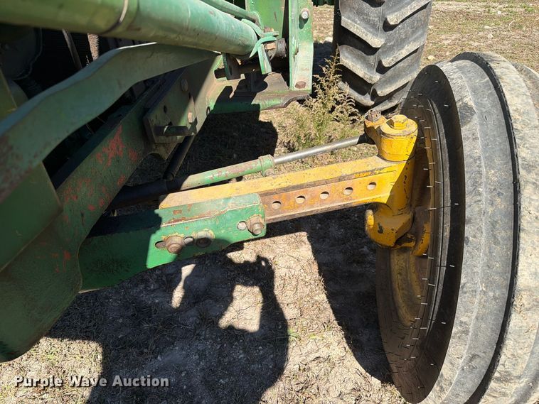 image for item FC3464 1981 John Deere 2240 tractor