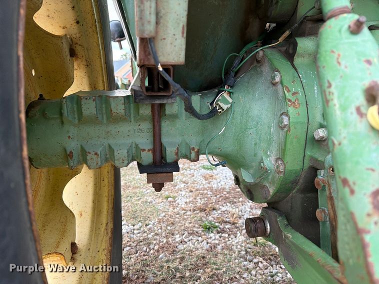 image for item FM6606 1976 John Deere 2040 tractor
