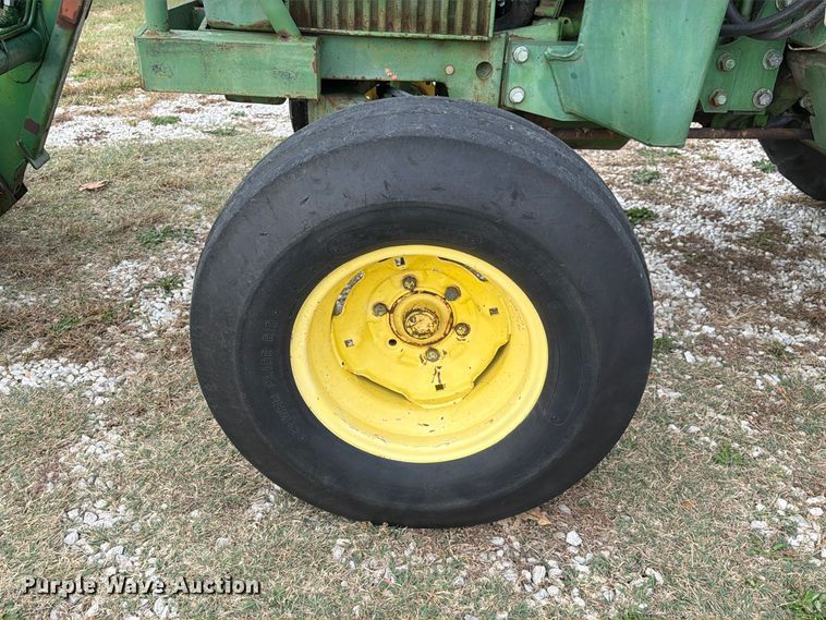 image for item FM6606 1976 John Deere 2040 tractor