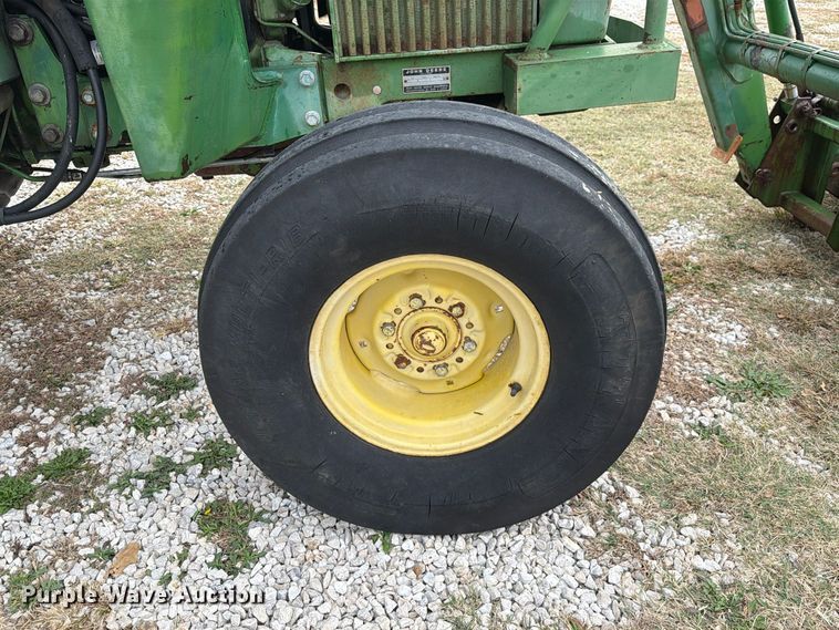 image for item FM6606 1976 John Deere 2040 tractor