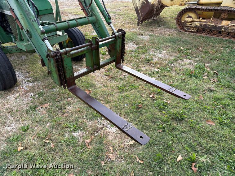 image for item FM6606 1976 John Deere 2040 tractor