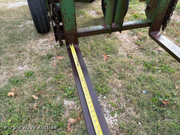 image for item FM6606 1976 John Deere 2040 tractor