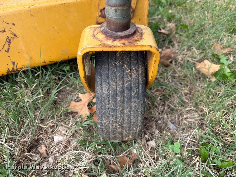 image for item FM6606 1976 John Deere 2040 tractor