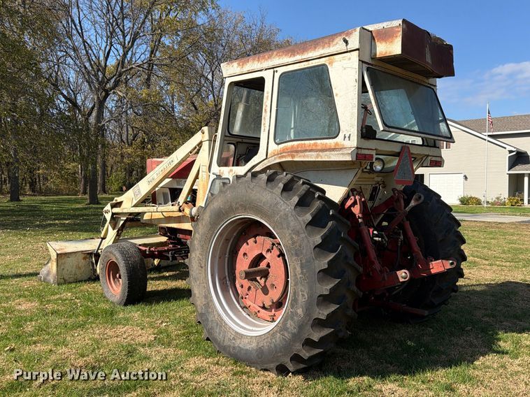 image for item FU4834 1972 International 1066 tractor