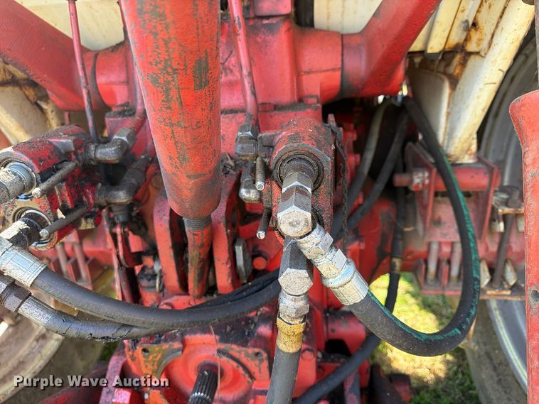 image for item FU4834 1972 International 1066 tractor