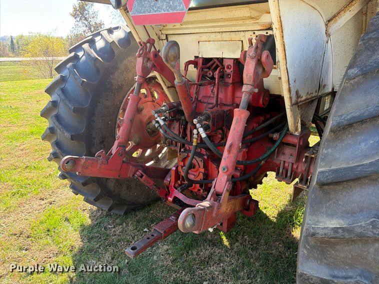 image for item FU4834 1972 International 1066 tractor