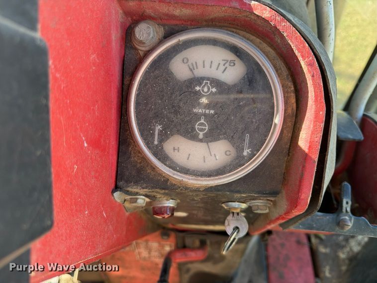 image for item FU4834 1972 International 1066 tractor