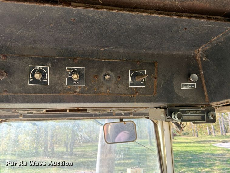 image for item FU4834 1972 International 1066 tractor