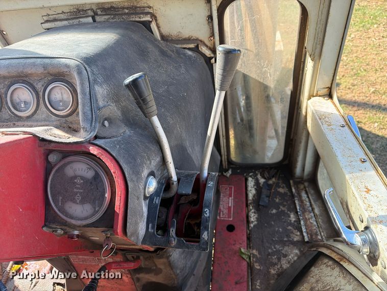 image for item FU4834 1972 International 1066 tractor