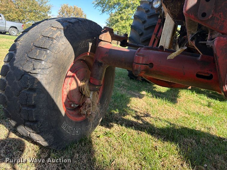 image for item FU4834 1972 International 1066 tractor