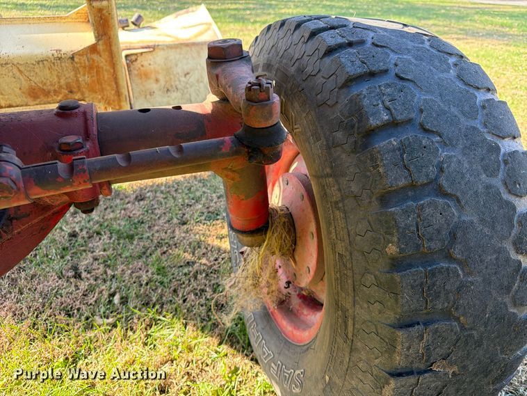 image for item FU4834 1972 International 1066 tractor