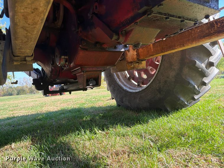 image for item FU4834 1972 International 1066 tractor