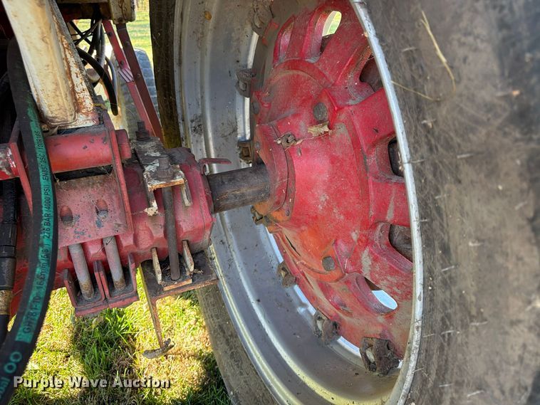 image for item FU4834 1972 International 1066 tractor