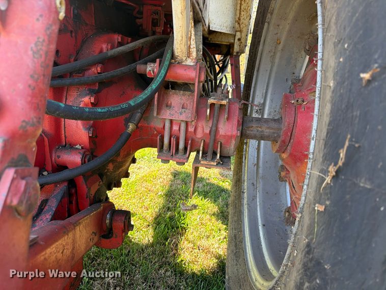 image for item FU4834 1972 International 1066 tractor