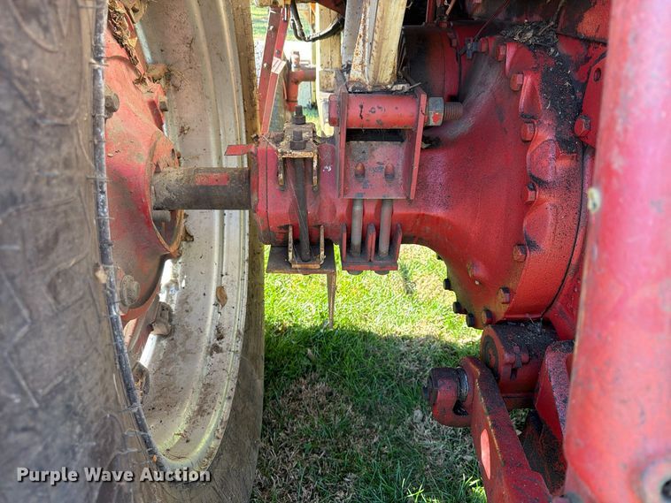 image for item FU4834 1972 International 1066 tractor