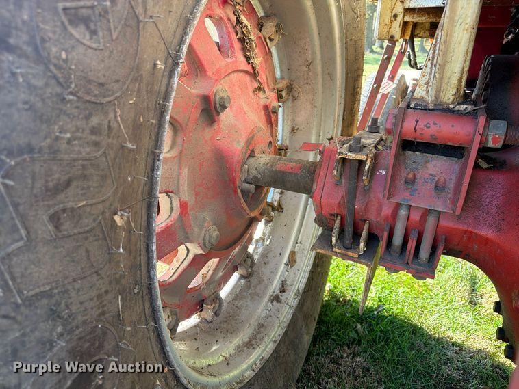 image for item FU4834 1972 International 1066 tractor