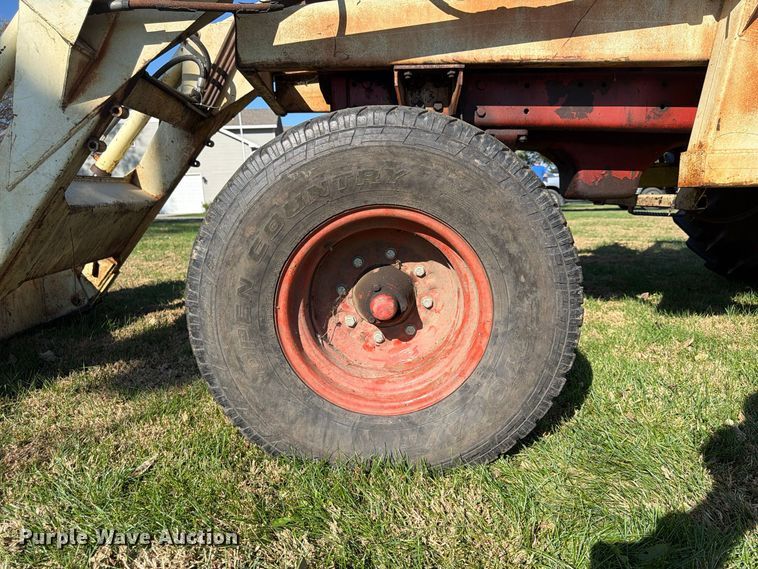image for item FU4834 1972 International 1066 tractor