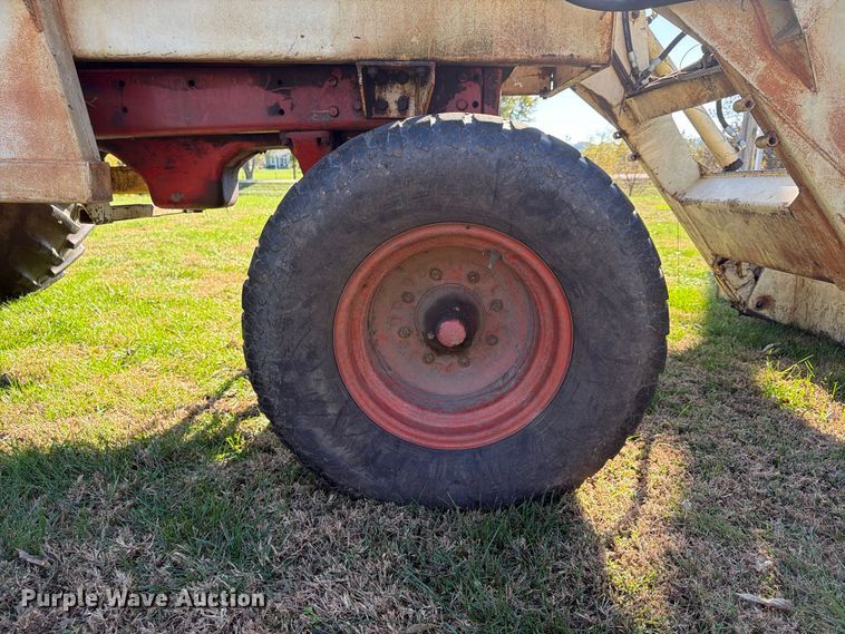 image for item FU4834 1972 International 1066 tractor