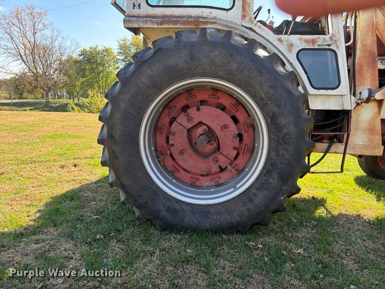 image for item FU4834 1972 International 1066 tractor