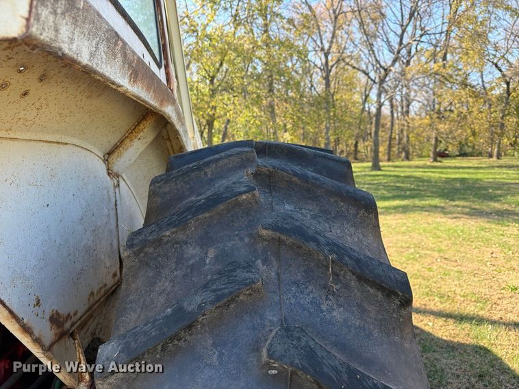 image for item FU4834 1972 International 1066 tractor