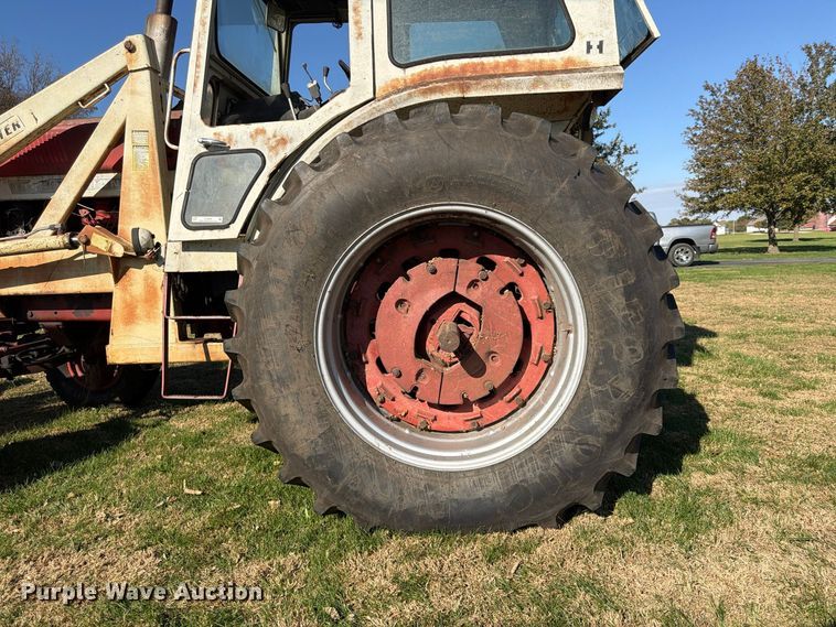 image for item FU4834 1972 International 1066 tractor