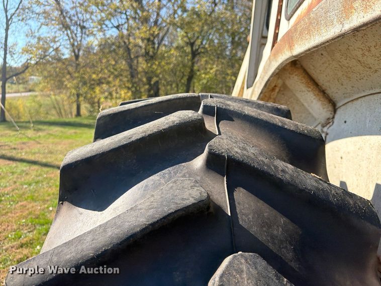 image for item FU4834 1972 International 1066 tractor