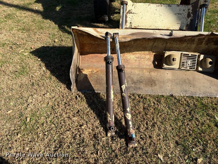 image for item FU4834 1972 International 1066 tractor