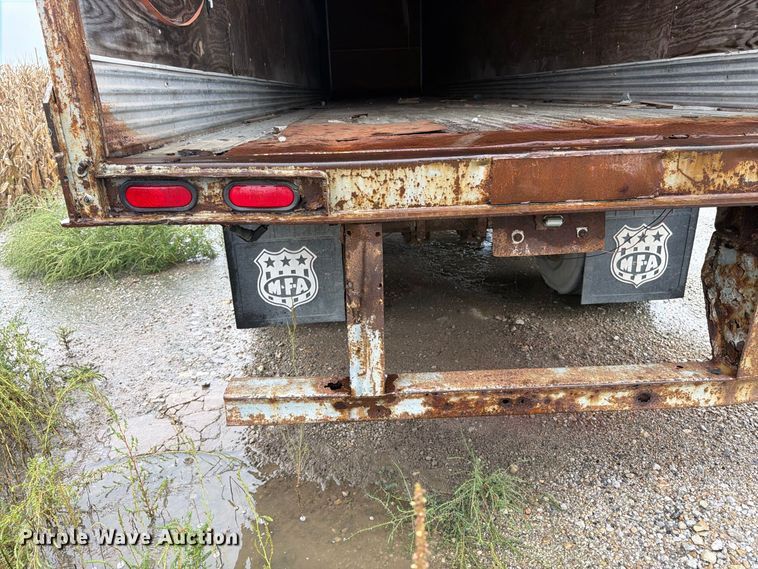 image for item DT3014 1998 Fruehuaf dry van trailer