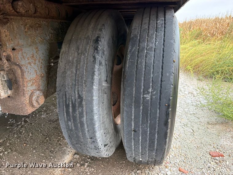 image for item DT3014 1998 Fruehuaf dry van trailer