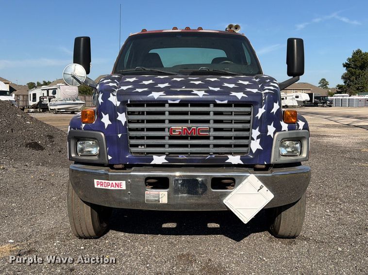 image for item DT3088 2007 GMC C7500 truck cab and chassis