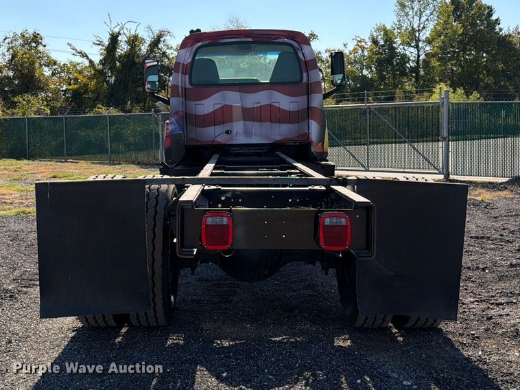 image for item DT3088 2007 GMC C7500 truck cab and chassis