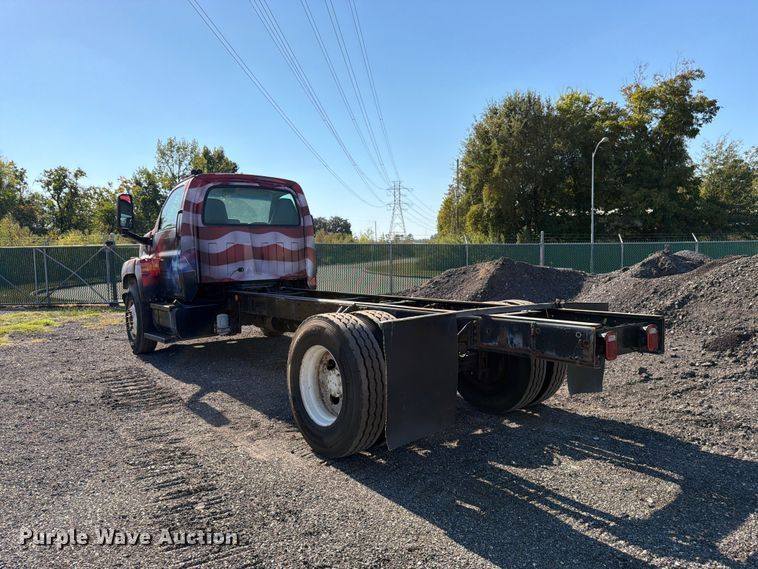 image for item DT3088 2007 GMC C7500 truck cab and chassis