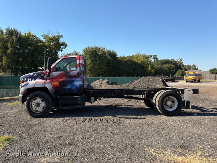 image for item DT3088 2007 GMC C7500 truck cab and chassis