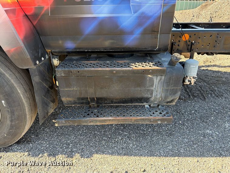 image for item DT3088 2007 GMC C7500 truck cab and chassis
