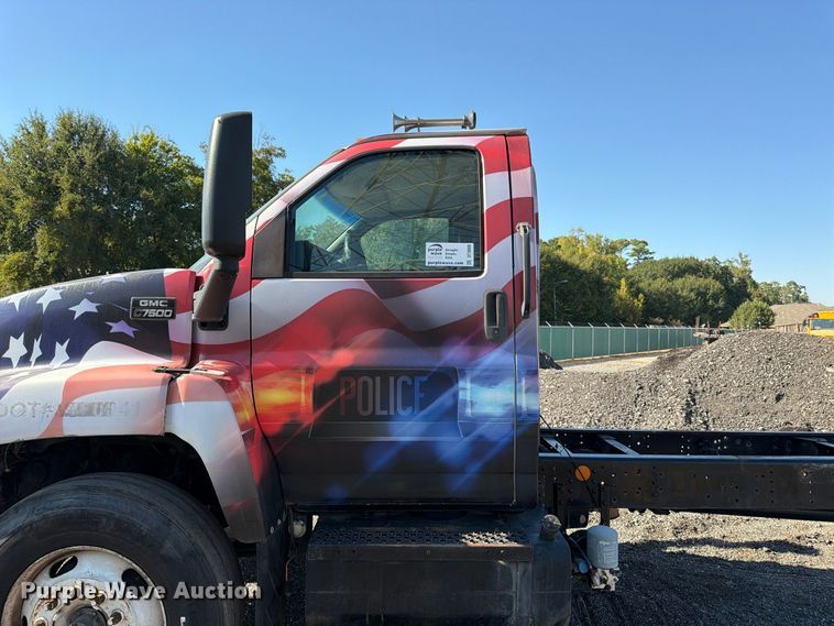 image for item DT3088 2007 GMC C7500 truck cab and chassis